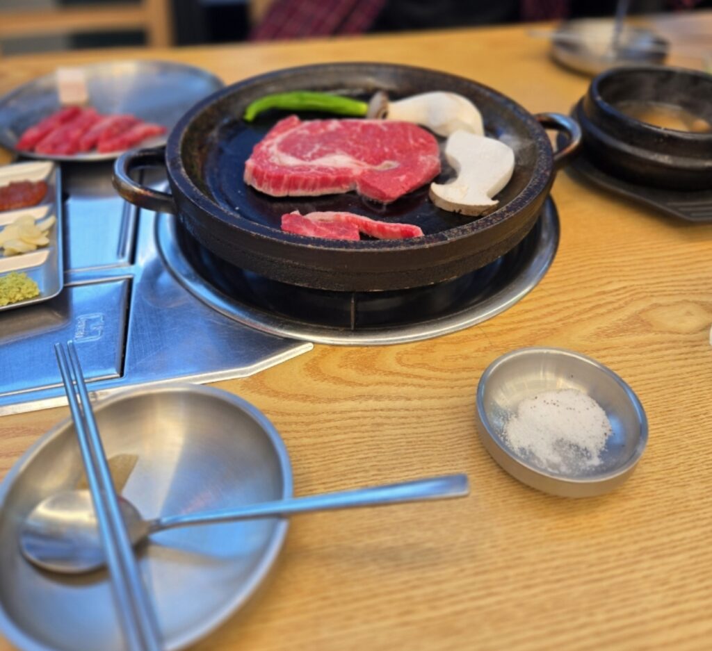 한우 암소 등심이 1인분에 8900원
상차림비 1인당 900원