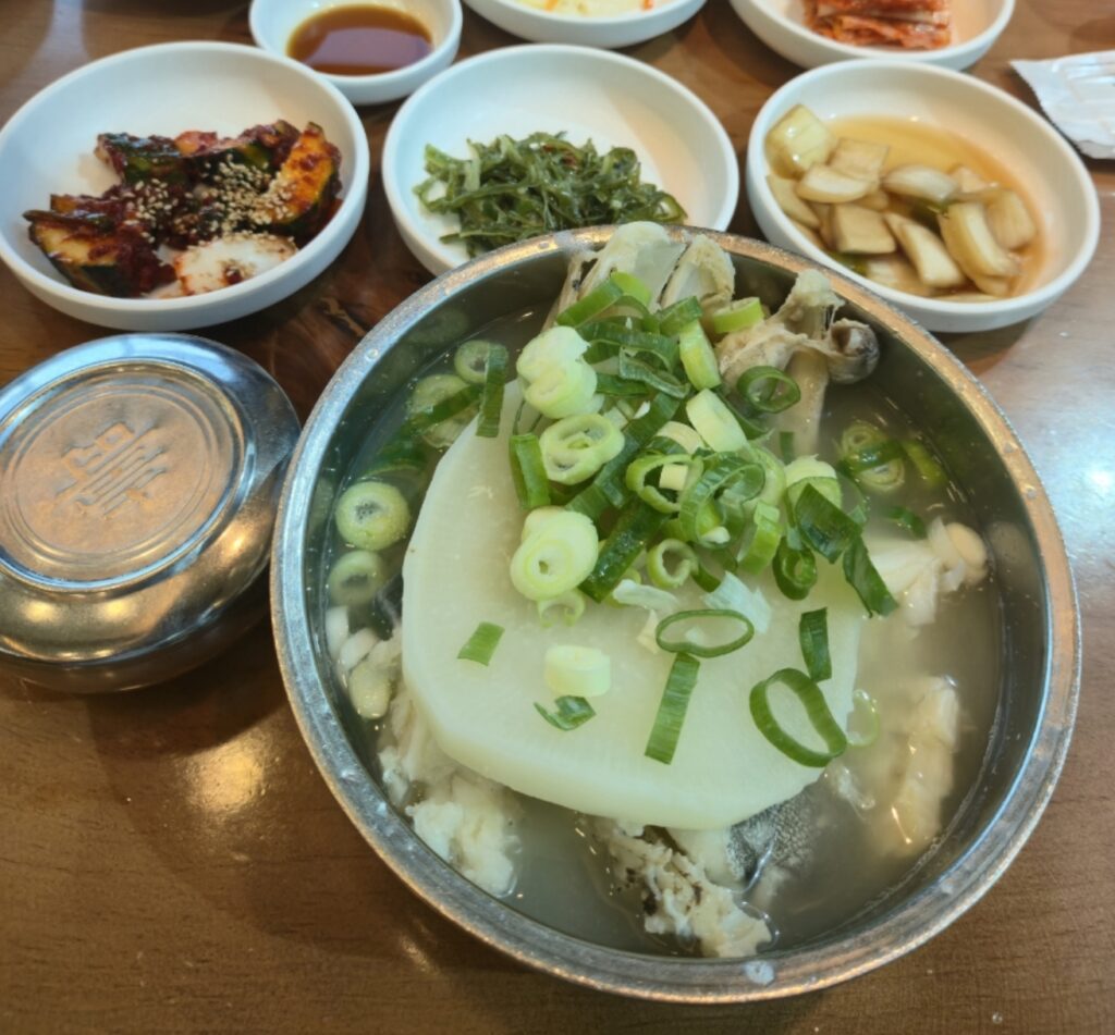 대구탕에 큼지막한 무가 대박이네요